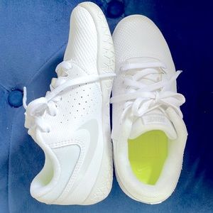 YA Nike Cheer Sideline IV sneaker size 13